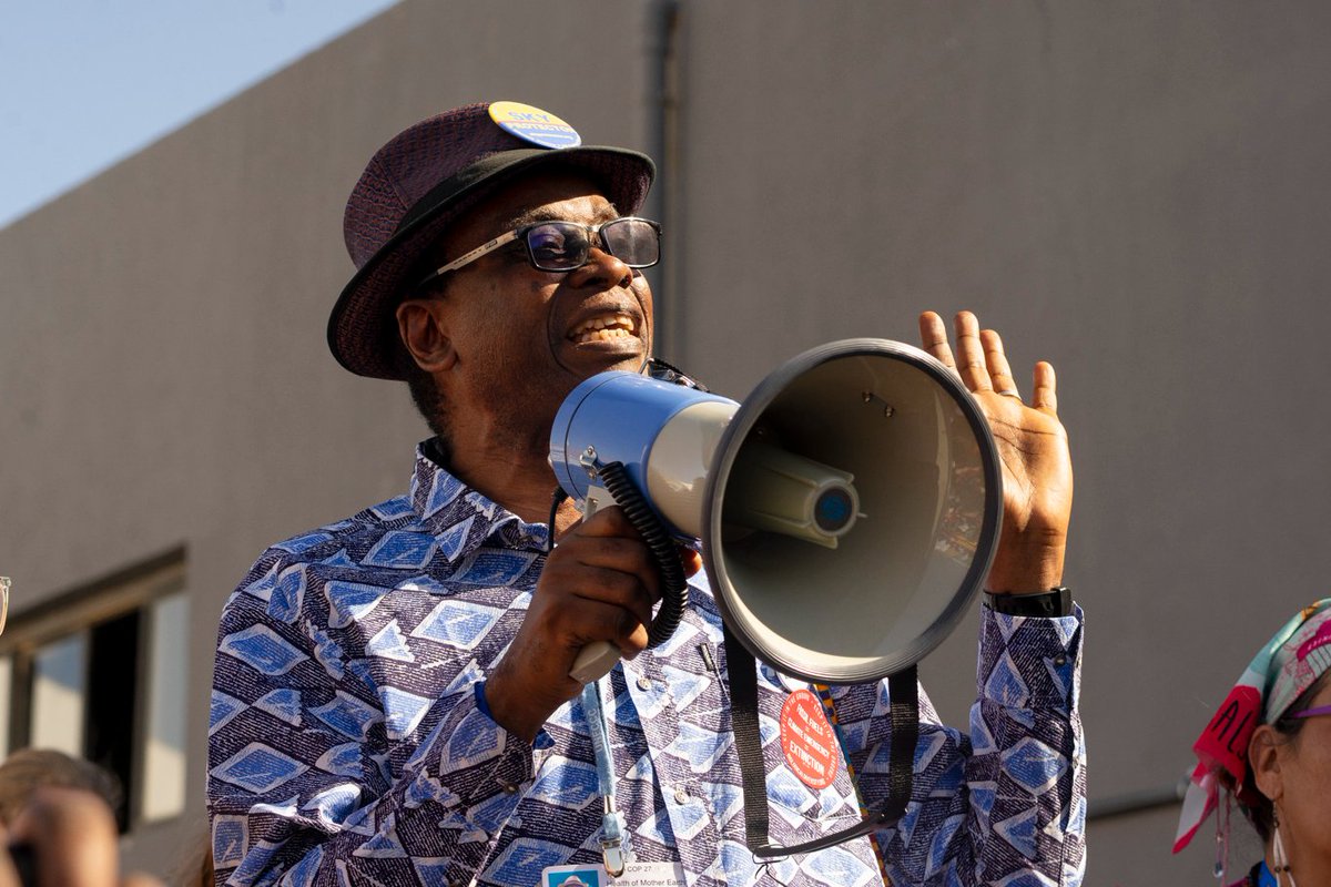 “We are not here to entertain the #Polluters; we want the polluters kicked out of the COP.” <a href="/NnimmoB/">Nnimmo</a> makes clear that the #FossilFuel industry must be banished from the COP to achieve #ClimateJustice. Global Day of Action at #COP27. #PayUp4LossAndDamage.