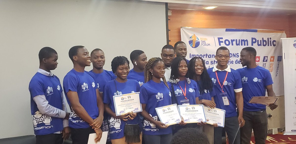 BELLOGaniath's tweet photo. Remise des attestations pour les boursiers du dnsathon pour le @benindnsforum #BDF22 #BDF2022 @AFNIC @igbanetorg @BeninFgi @ISOC_Live @isocbenin https://t.co/YmBvIOc1nh