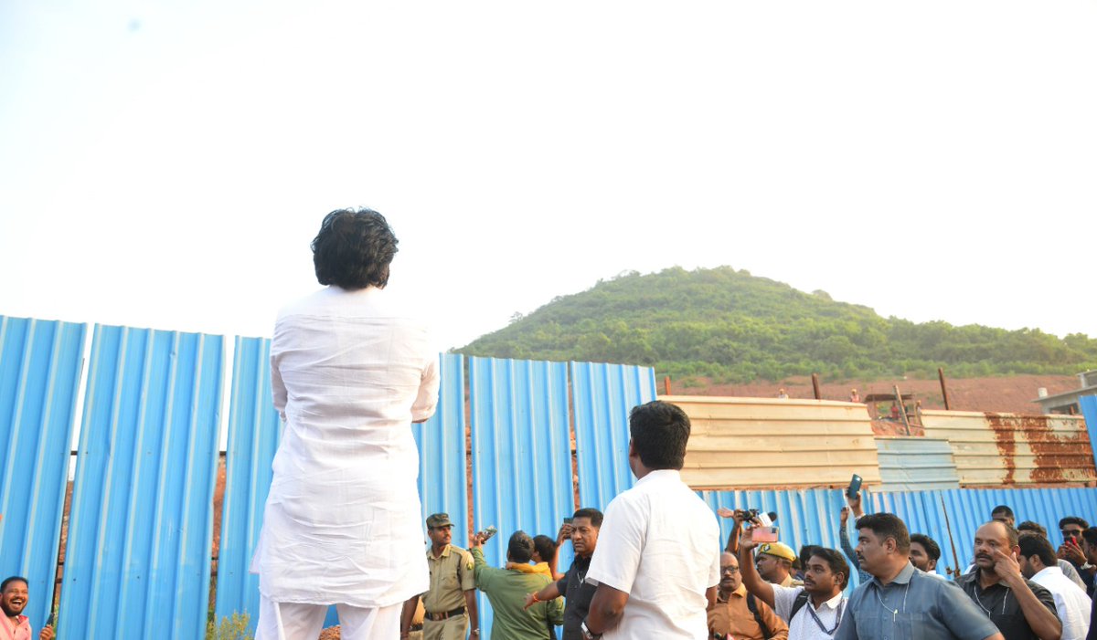 JanaSenaParty's tweet photo. రిషికొండను మింగేస్తున్న వైసీపీ ప్రభుత్వ తీరును కనులారా వీక్షించిన శ్రీ @PawanKalyan గారు. విశాఖపట్నం పర్యటన లో భాగంగా రుషికొండ ను పరిశీలించడానికి వెళ్లగా, కొండ చుట్టూ బారికేడ్లు పెట్టి లోపల పనులు చేస్తుండటంతో బయట నుంచి కొండపై జరుగుతున్న పనులను శ్రీ పవన్ కళ్యాణ్ గారు పరిశీలించారు. https://t.co/XxOe1jtraA