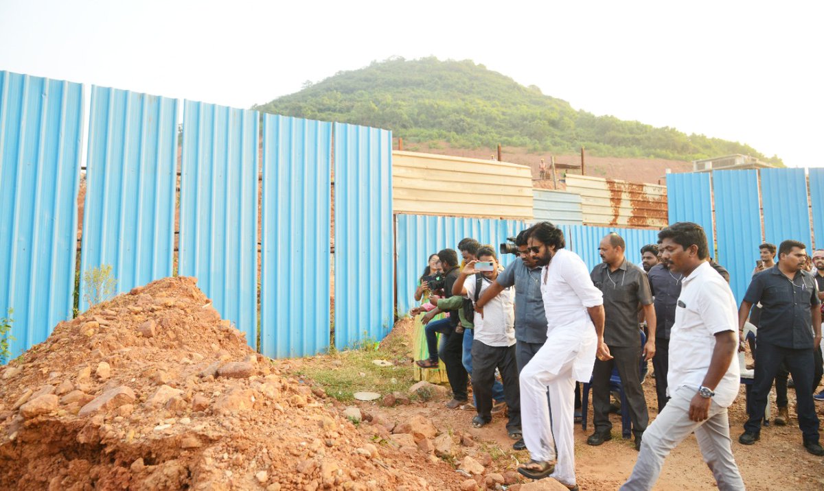 JanaSenaParty's tweet photo. రిషికొండను మింగేస్తున్న వైసీపీ ప్రభుత్వ తీరును కనులారా వీక్షించిన శ్రీ @PawanKalyan గారు. విశాఖపట్నం పర్యటన లో భాగంగా రుషికొండ ను పరిశీలించడానికి వెళ్లగా, కొండ చుట్టూ బారికేడ్లు పెట్టి లోపల పనులు చేస్తుండటంతో బయట నుంచి కొండపై జరుగుతున్న పనులను శ్రీ పవన్ కళ్యాణ్ గారు పరిశీలించారు. https://t.co/XxOe1jtraA