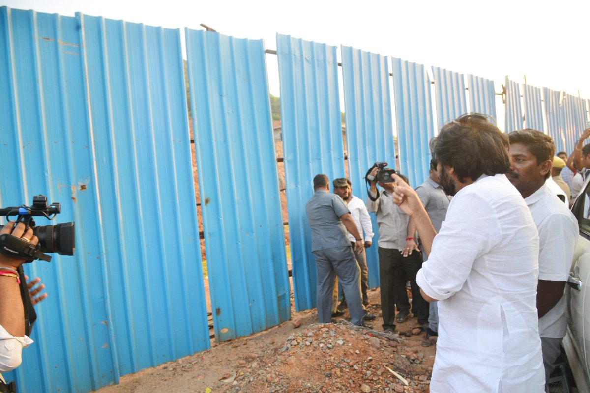JanaSenaParty's tweet photo. రిషికొండను మింగేస్తున్న వైసీపీ ప్రభుత్వ తీరును కనులారా వీక్షించిన శ్రీ @PawanKalyan గారు. విశాఖపట్నం పర్యటన లో భాగంగా రుషికొండ ను పరిశీలించడానికి వెళ్లగా, కొండ చుట్టూ బారికేడ్లు పెట్టి లోపల పనులు చేస్తుండటంతో బయట నుంచి కొండపై జరుగుతున్న పనులను శ్రీ పవన్ కళ్యాణ్ గారు పరిశీలించారు. https://t.co/XxOe1jtraA