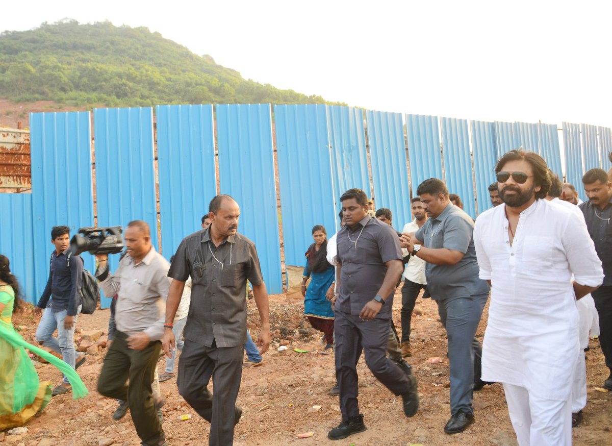 JanaSenaParty's tweet photo. రిషికొండను మింగేస్తున్న వైసీపీ ప్రభుత్వ తీరును కనులారా వీక్షించిన శ్రీ @PawanKalyan గారు. విశాఖపట్నం పర్యటన లో భాగంగా రుషికొండ ను పరిశీలించడానికి వెళ్లగా, కొండ చుట్టూ బారికేడ్లు పెట్టి లోపల పనులు చేస్తుండటంతో బయట నుంచి కొండపై జరుగుతున్న పనులను శ్రీ పవన్ కళ్యాణ్ గారు పరిశీలించారు. https://t.co/XxOe1jtraA