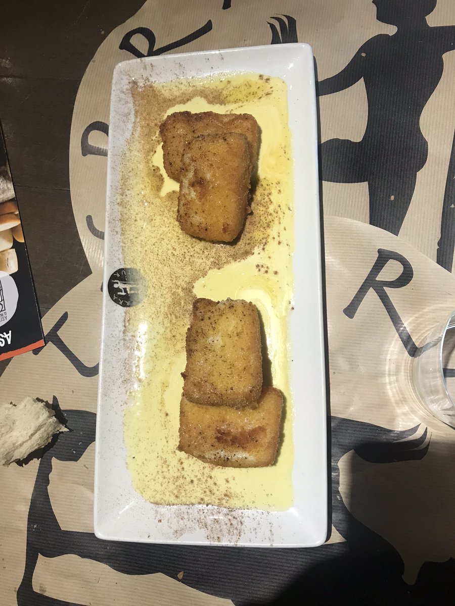 Estas bagatelas son de <a href="/TierraAstur/">Tierra Astur</a>. En pocos sitios os pondrán un chuletón hecho en el punto como aquí. El postre de leche frita fue pura gula, somos así de apretaos’