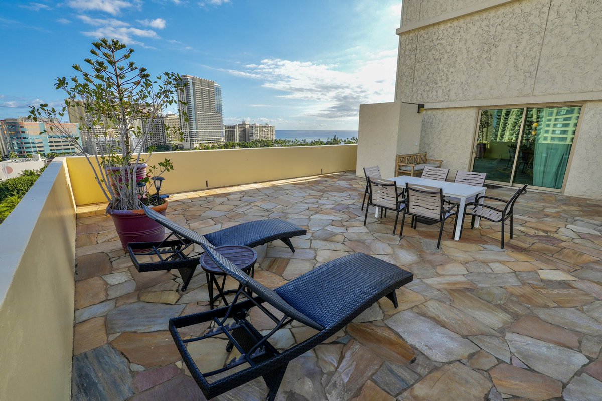 ハワイ旅行で「ルアナワイキキ」の
2LDKの超広々客室に宿泊♪

ホテルではリゾートフィーやチップ代と色々と滞在費がかかりがちのハワイでは

「バケーションレンタル」

という滞在方法がコスパが素晴らしくオススメ♪

ワイキキの中心で
100平米超えのラナイ＋2ベッドルームでこの価格!?