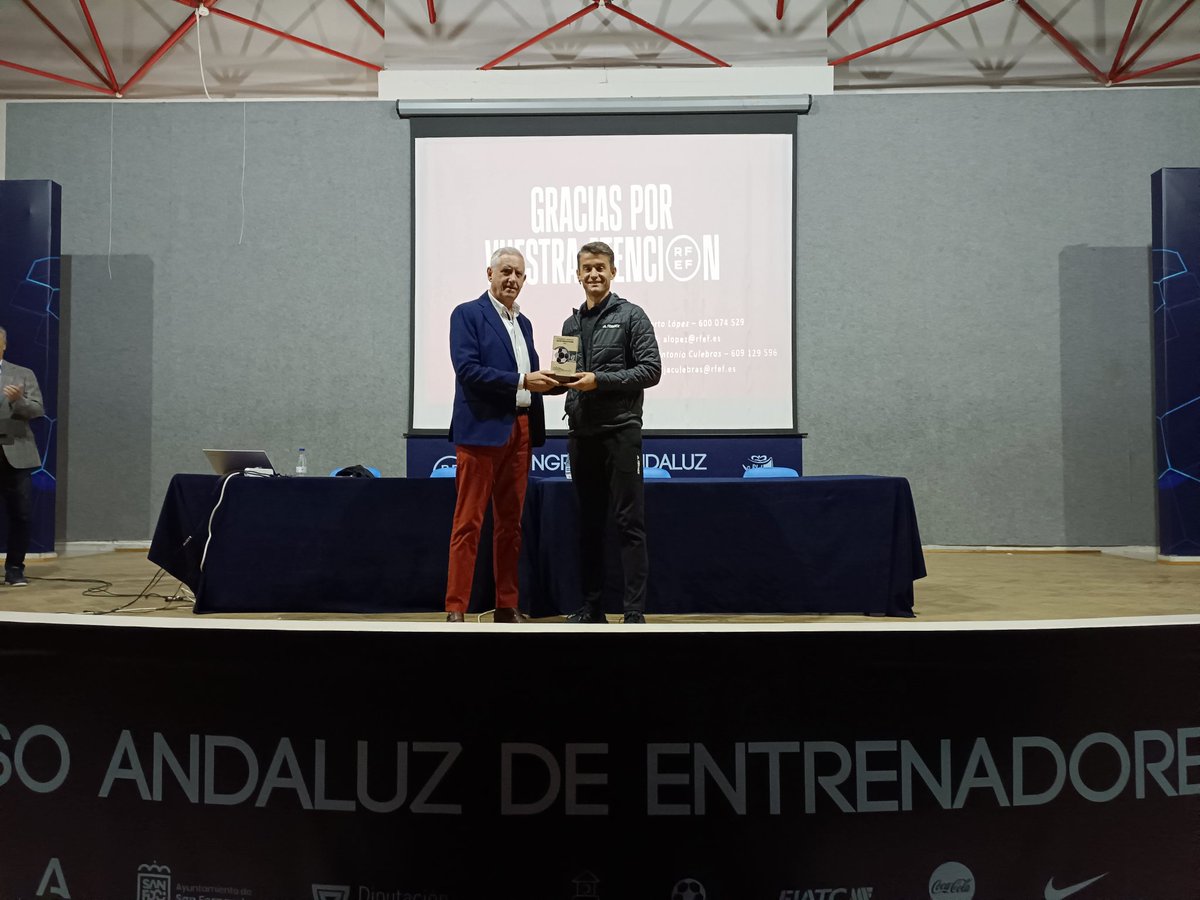 RFAF's tweet photo. 📒⚽ Congreso Andaluz. 

🗣️ @AlbertoLBaeza "Si hacemos mejores personas, podremos tener mejores jugadores".
🗣️ @Alcaraz_Lucas "El ⚽ es un deporte que se juega 11/11 pero que se gana 1/1".
🗣️ @Fran71Sanchez "Muchos 🤓 el partido, pero sólo unos pocos 🧐".

#CongresoEntrenadores https://t.co/LXgthylPK9