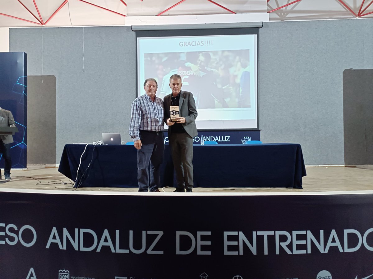 RFAF's tweet photo. 📒⚽ Congreso Andaluz. 

🗣️ @AlbertoLBaeza "Si hacemos mejores personas, podremos tener mejores jugadores".
🗣️ @Alcaraz_Lucas "El ⚽ es un deporte que se juega 11/11 pero que se gana 1/1".
🗣️ @Fran71Sanchez "Muchos 🤓 el partido, pero sólo unos pocos 🧐".

#CongresoEntrenadores https://t.co/LXgthylPK9