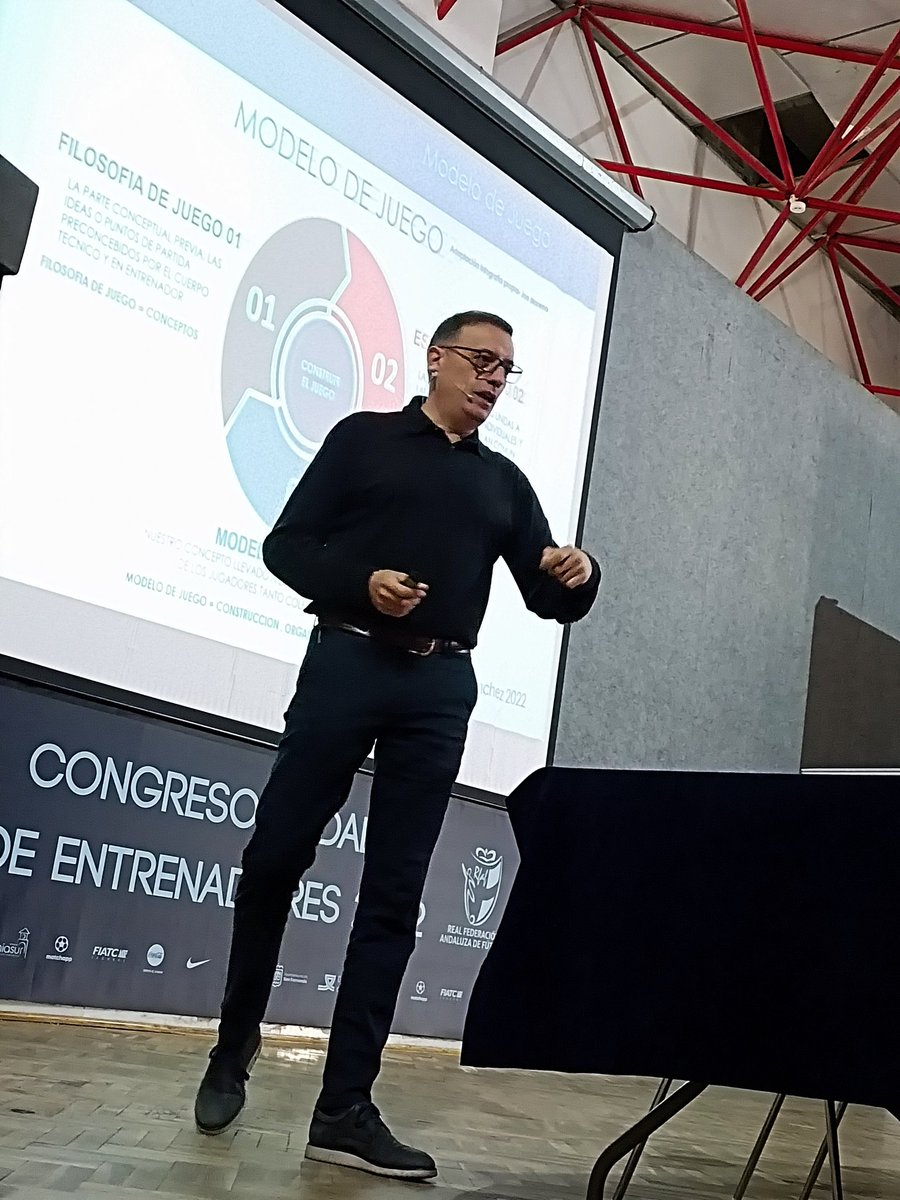 RFAF's tweet photo. 📒⚽ Congreso Andaluz. 

🗣️ @AlbertoLBaeza "Si hacemos mejores personas, podremos tener mejores jugadores".
🗣️ @Alcaraz_Lucas "El ⚽ es un deporte que se juega 11/11 pero que se gana 1/1".
🗣️ @Fran71Sanchez "Muchos 🤓 el partido, pero sólo unos pocos 🧐".

#CongresoEntrenadores https://t.co/LXgthylPK9