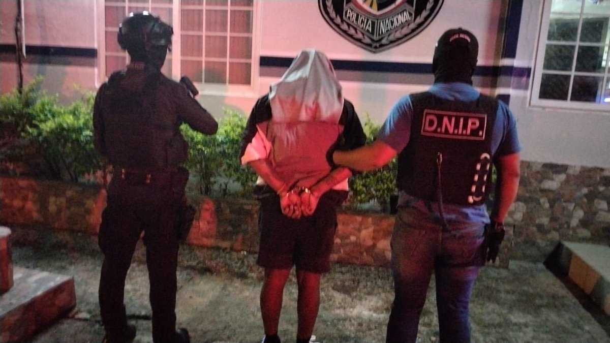 jorgeLuisBarria's tweet photo. Unidades de @ProtegeryServir aprehendieron al artista del género urbano #Yemil por mantener una condena de más de 6 años por violencia psicológica en perjuicio de su expareja. La captura se dio en Nuevo Chorrillo, Arraiján. @rpc_radio https://t.co/YNCaAkU1uV