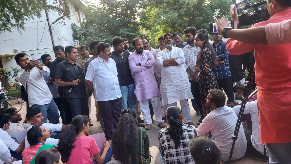 SagarVanaparthi's tweet photo. #Hyderabad:

CLP leader Bhatti Vikramarka &amp; Ex MP .@MYaskhi, T core activist Cheruku Sudhakar Goud extended support to Nizam college students protest today(12/11/2022)

.@TelanganaCMO .@INCTelangana
#Telangana #Nizamcollege #NizamhostelforUGgirls https://t.co/zOJlrCKRoF