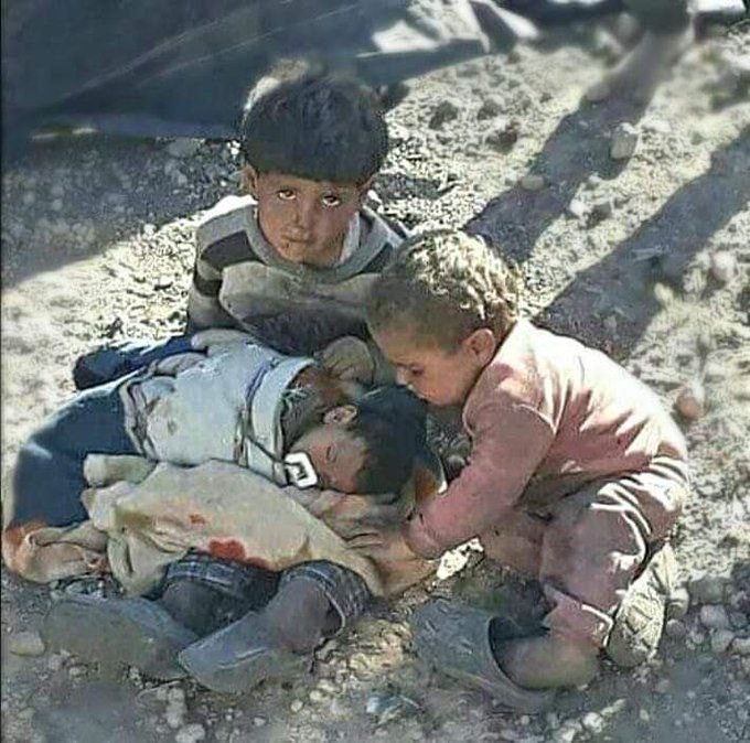 قُل للذي قَتلَ البراءةَ عَامدًا
شُلتْ يَداكَ وفي الجَحيمِ سَتُحرقُ"
#أنـصـروا_أطفال_اليمن