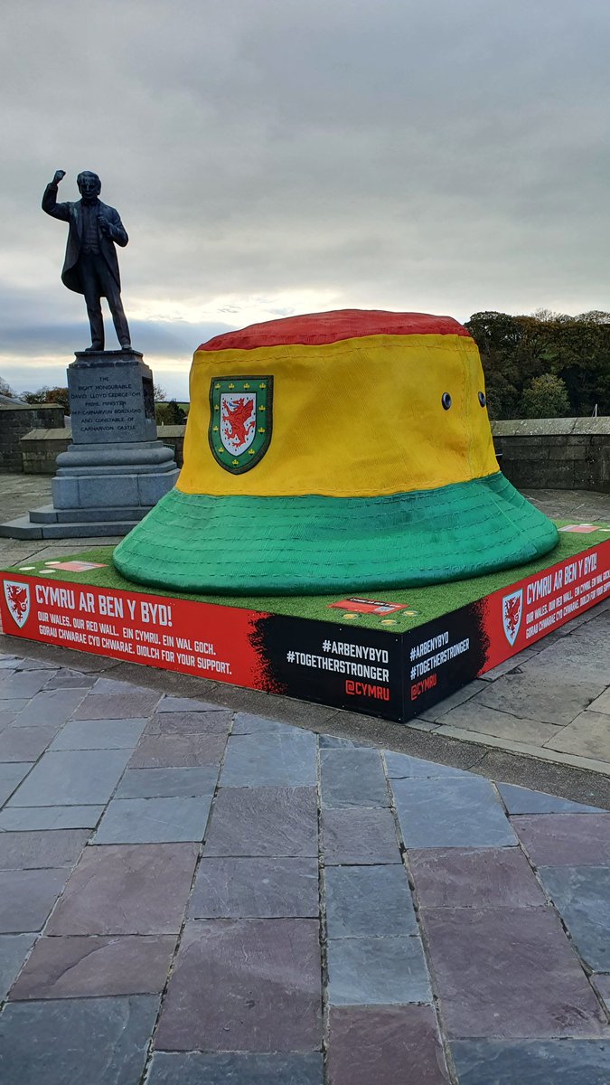 wm1892's tweet photo. gaint bucket hat @FAWales 👍 #caernarfon #WorldCup2022 https://t.co/81Zyiw2nFU