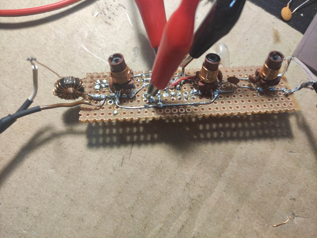 DL7MPQ_IU7MPQ's tweet photo. 20m antenna preamp.After some tweaks, I'm happy with the output impedance.This preamp will be connected to a NE602 that require 1500 ohm.The toroid on the right is needed only to scale the impedance 53.7 times (22:3T) to better adapt the values to the NanoVNA. https://t.co/3CY50URA1B