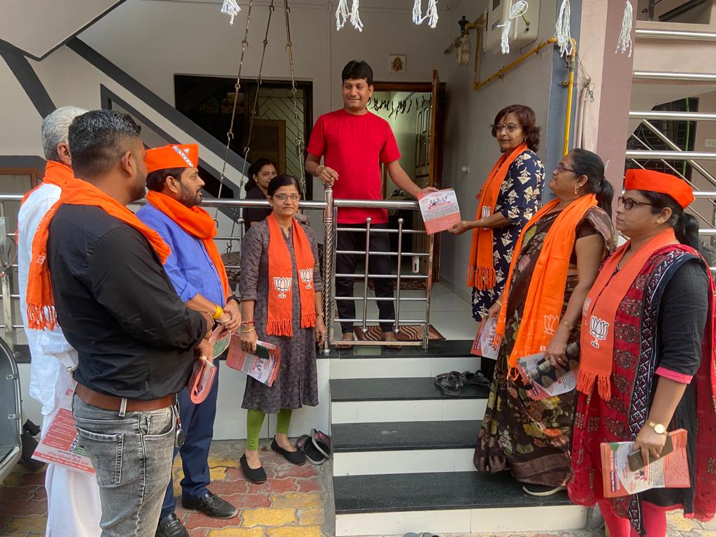 IshwarParmarMLA's tweet photo. બારડોલી નગર વોર્ડ નં-3 ના નગરસેવકો,હોદ્દેદારશ્રીઓ તથા કાર્યકર્તાઓ ધ્વારા પ્રચાર ની શરૂઆત.. https://t.co/2nt6ofs1ie