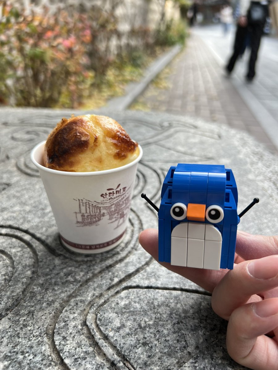 fatapplezzz's tweet photo. Traveling with #Miguin 🐧 on random touristy &amp; food adventures in Korea (Part 8)

Also….I’m voting for TWICE (@JYPETWICE) for Favorite K-Pop Artist at the #AMAs      
#TWICE  #트위이스 https://t.co/lJqmofW1n5
