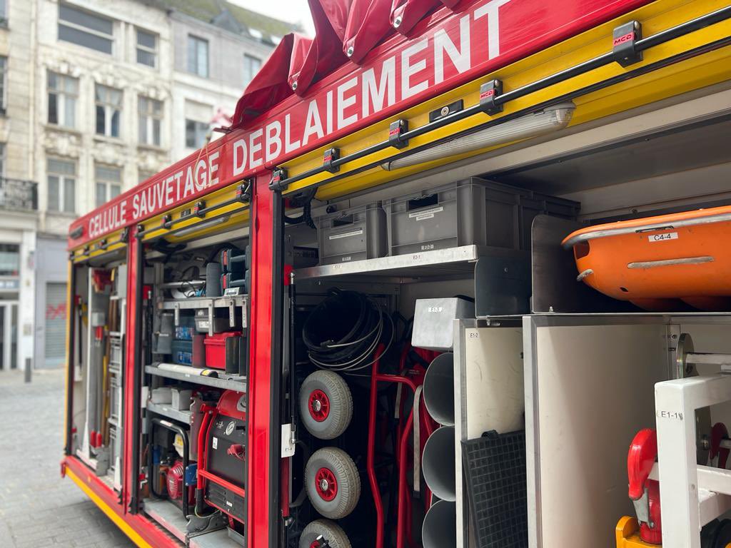Sdis59's tweet photo. 40 engins de secours 🚒 sont actuellement au travail, et ont établi un périmètre de sécurité de 100 mètres environ.

📸 G VERMEULEN et F WICHLACZ https://t.co/XH043BEInp