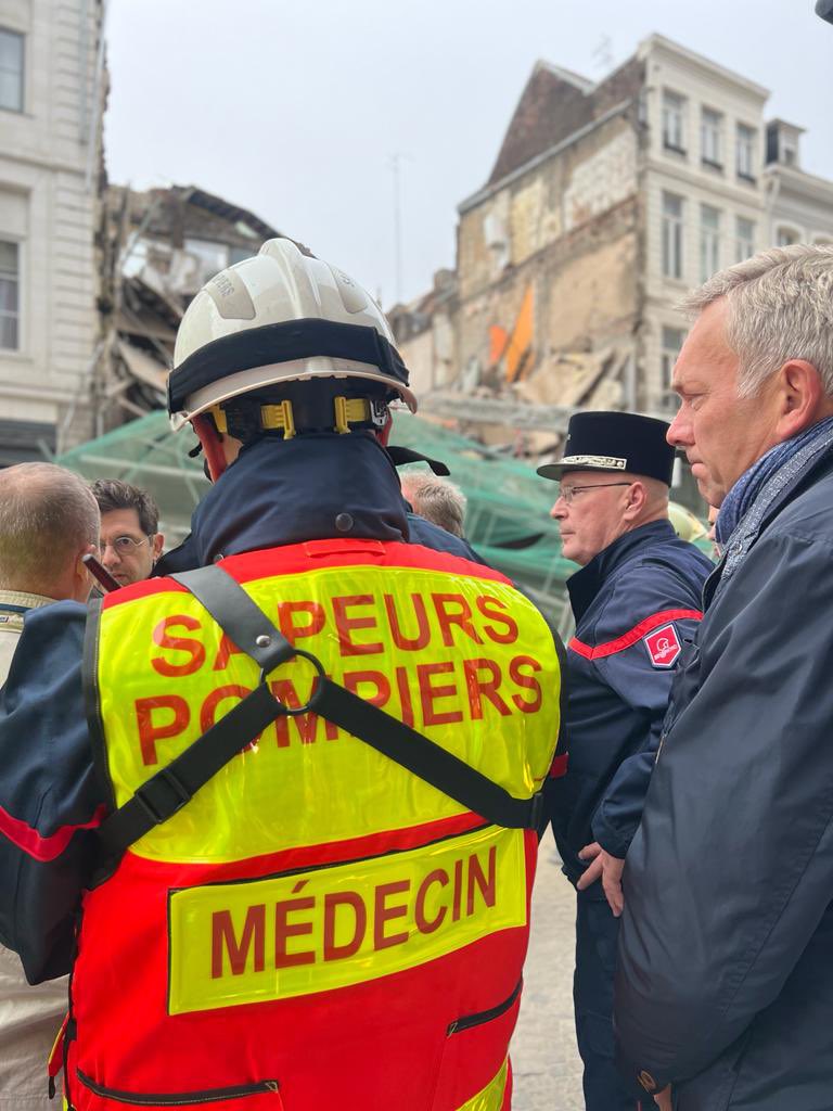 Sdis59's tweet photo. 40 engins de secours 🚒 sont actuellement au travail, et ont établi un périmètre de sécurité de 100 mètres environ.

📸 G VERMEULEN et F WICHLACZ https://t.co/XH043BEInp
