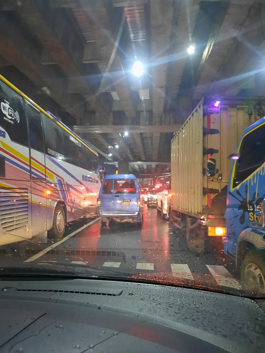 Macet total dari Cileunyi ke arah Dangdeur Rancaekek 

Laporan: <a href="/DadanRa05517199/">Dadan Ramdhan</a>