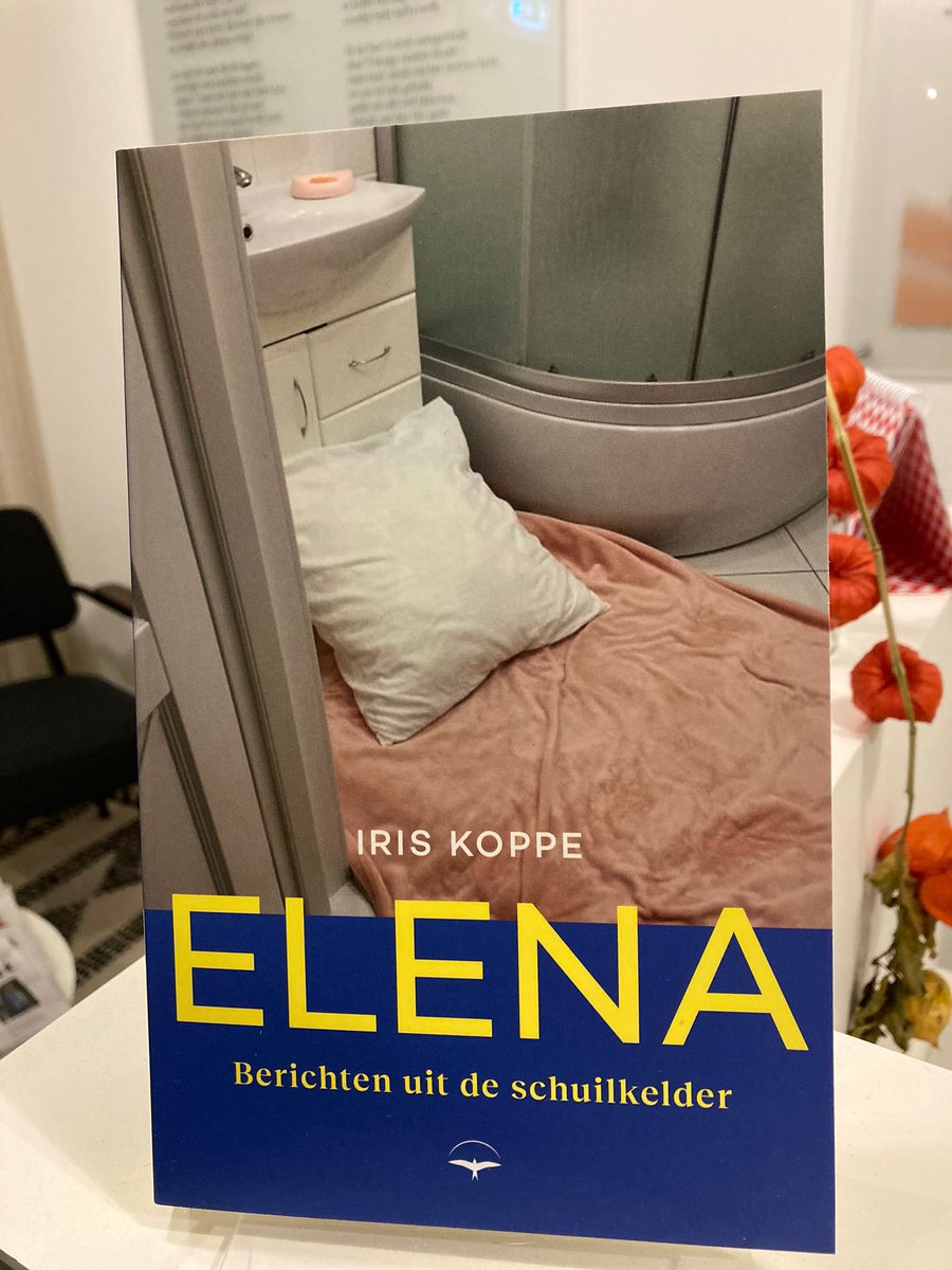Het boek is er! En op moment van verschijnen werd #Cherson, de geboortestad van Elena, bevrijd. Een geweldig cadeau voor haar. ‘Elena, berichten uit de schuilkelder’ ligt nu in de boekwinkel @thomas_rap <a href="/de_volkskrant/">neuznavaemaya</a> #oekraïne