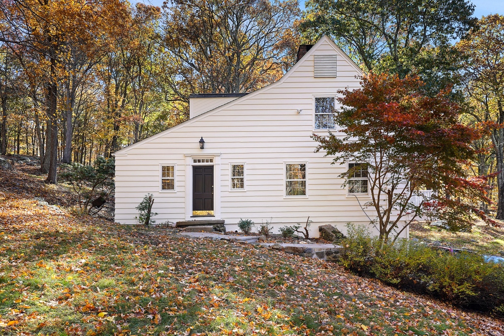 Enjoy an #openhouse this weekend. Like this newly-renovated Carriage House in #Bedford surrounded by 5 acres w/ an opportunity to build. 133 Hickory Kingdom Road in Bedford, NY listed by Cecilia Heller. Click for the full list of weekend open houses: hlre.co/2YsWX7Q.