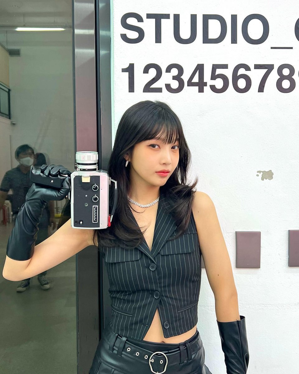 [INSTAGRAM POST] - 8P

2023 Red Velvet Season’s Greeting🖤
instagram.com/p/Ck3I1OAyWlV

#MAMAVOTE #redvelvet . 
221112 · 21:51:04 KST