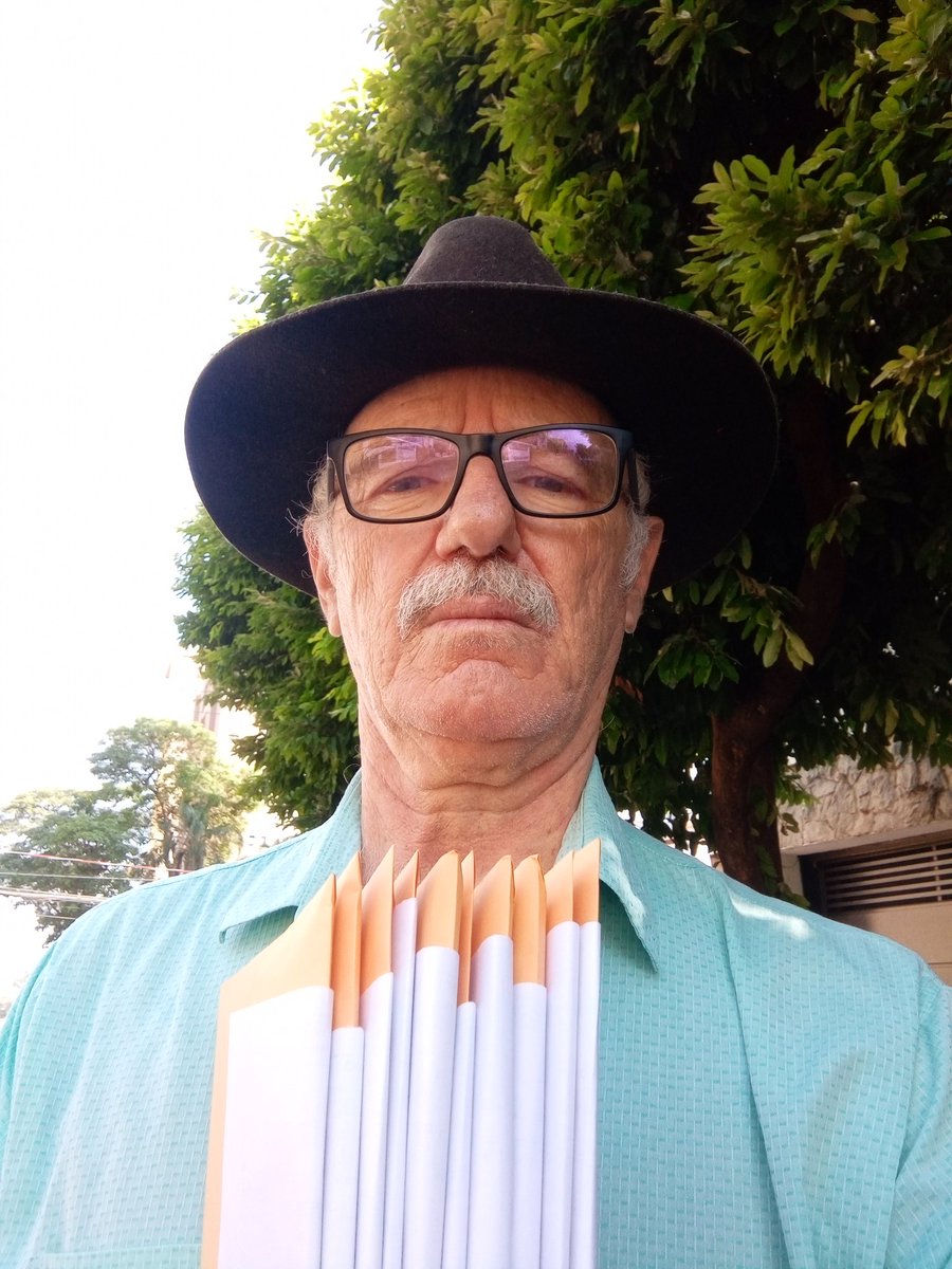 CavalheiroVera1's tweet image. Indo aos correios postar mais um tanto de livros. Agradeço.