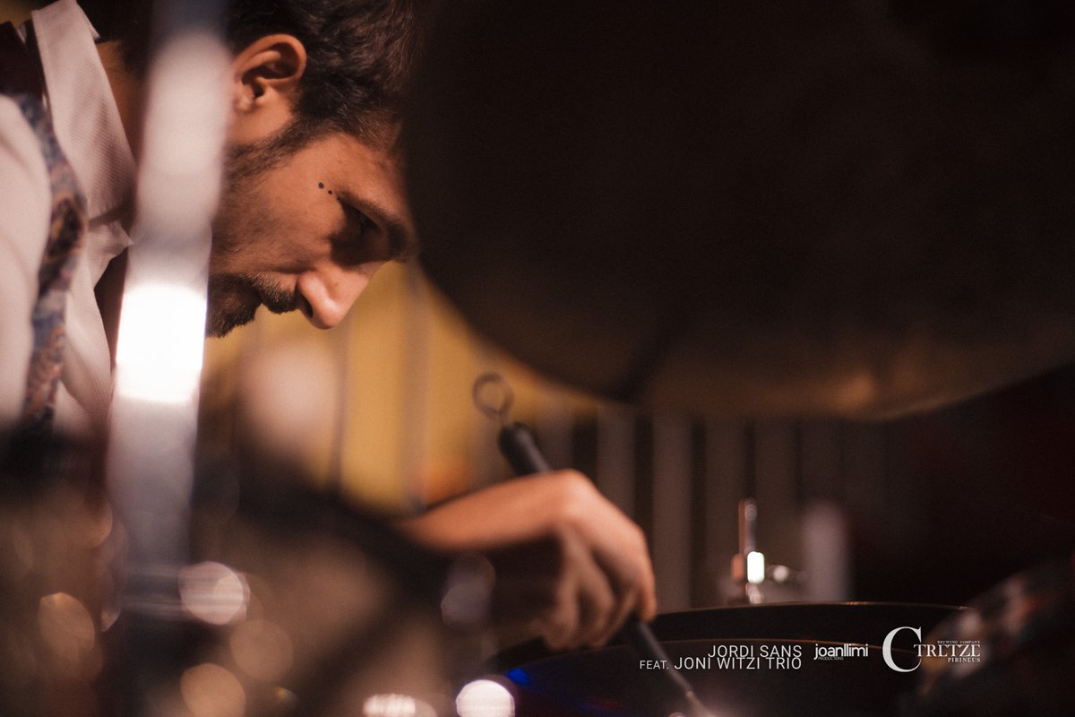 JoniWitzi's tweet photo. (1/2)

💥 L'altre dia vam viure una vetllada molt bonica al #JazzSalonC13 (#SalàsDePallars), i el @joanllimi ens va fer un fotoreportatge espectacular...

Cia. @JSans_ft_JWtrio 

Moltes gràcies @CTretzePirineus, #etsona_music_arts_projects i #BotiguesMuseuSalas!!! https://t.co/2VBDwBy8Zz
