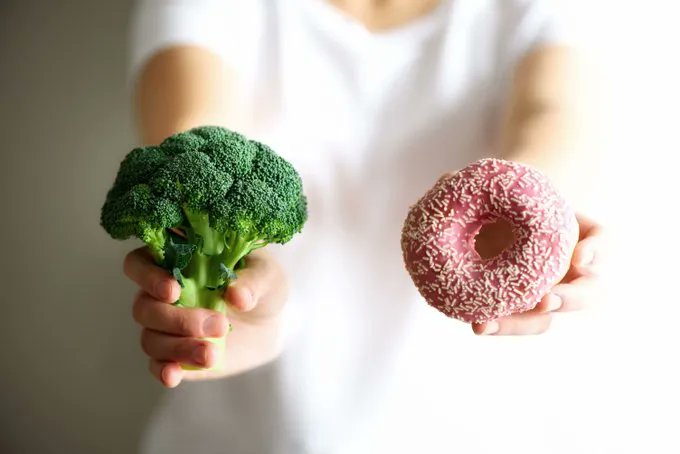 DrKristieLeong's tweet image. It's not just calories! A serving of broccoli has a different impact on hormones that regulate blood #sugar, appetite, &amp;amp; #inflammation than a doughnut. Look beyond calories at the nutrient  density &amp;amp; whether it contains refined carbohydrates &amp;amp; sugar. #healthyeating