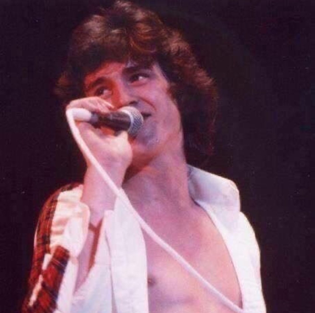 BCRFanCommunity's tweet photo. Remembering the voice of The Bay City Rollers Les Mckeown on his birthday. You are missed. #BayCityRollers #70smusic #70steenidol #rollermania https://t.co/8N9NXm5PBt