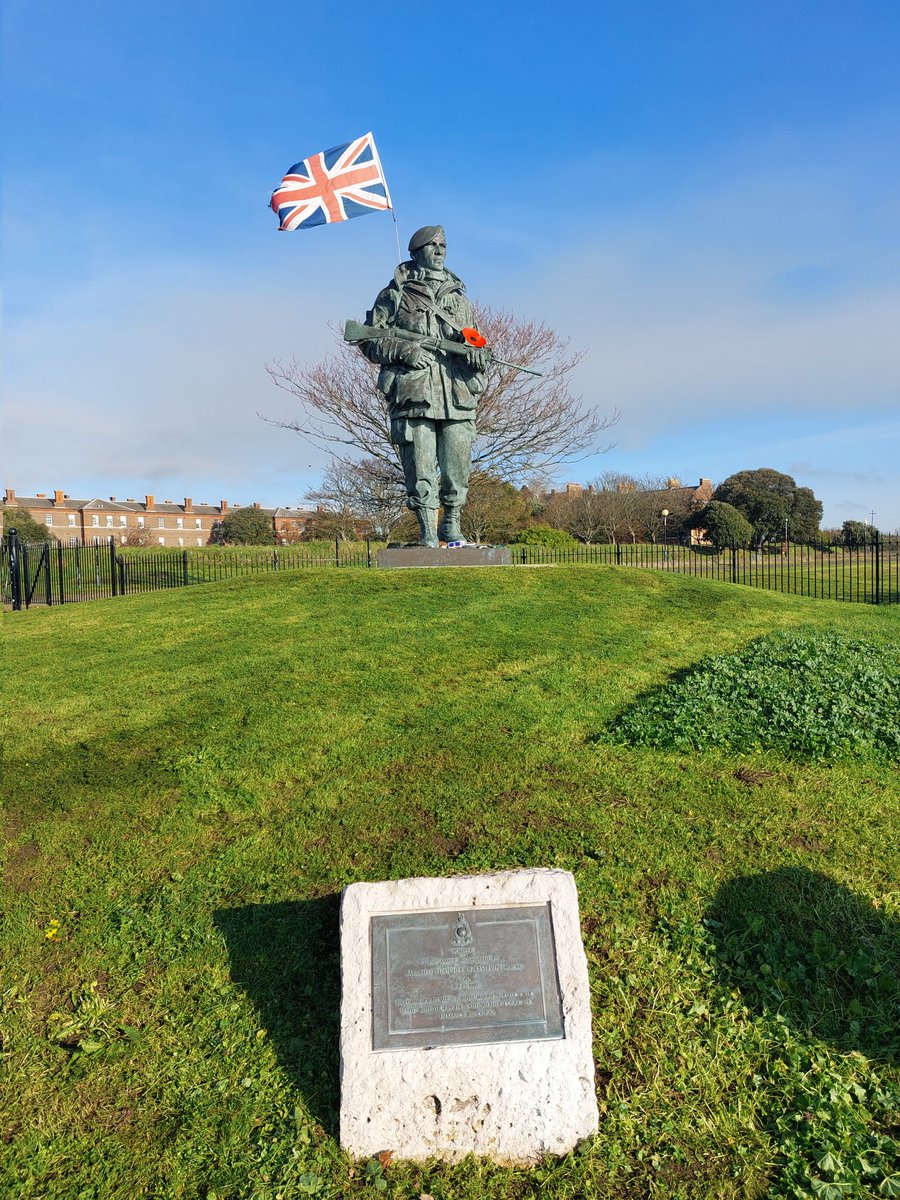 Cheapskate6666's tweet photo. 'The Yomper' this morning on Southsea common. Lovely talking to the volunteers who maintain this most respectful sculpture. #lestweforget2022 #RemembranceDay #remembranceday2022 #Royalmarines https://t.co/XGRnmpo9zl