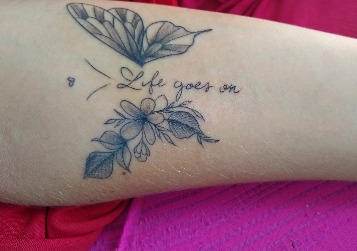 AlbanoVivia's tweet photo. Passando só pra mostrar minhas duas novas tatuagens, que são referências ao @bts_bighit @BTS_twt e que vão sempre me mostrar o quanto eles me ajudaram a vencer muitos desafios e sempre estarão presente comigo. https://t.co/b5x65nBBIZ