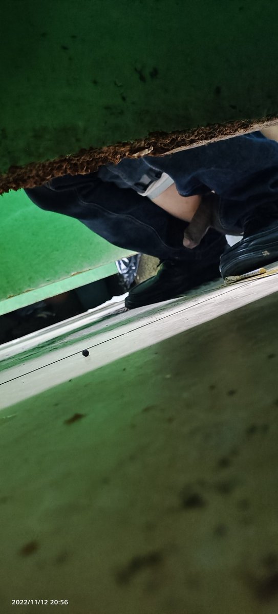 帅大叔上厕所勃起，可惜没有打飞机