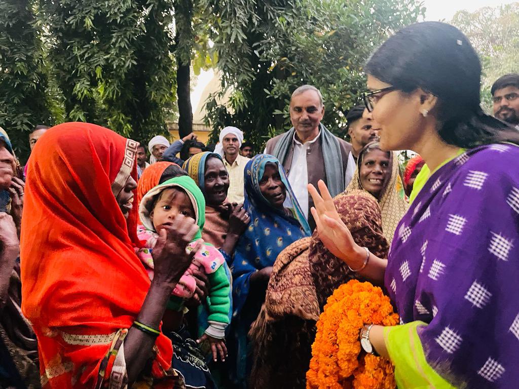 AnupriyaSPatel's tweet photo. ग्रामसभा-खम्हवा, विकासखंड-राजगढ़, विधानसभा-मड़िहान, जनपद-मीरजापुर के निवासी श्री दुखरन सिंह प्रदेश सचिव, व्यापार मंच @ApnaDalOfficial के आवास पर परिवारजन एवं कार्यकर्तागण से शिष्टाचार भेंट करते हुए। https://t.co/2JdtX9N5oH