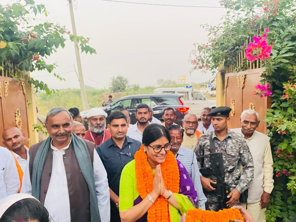 AnupriyaSPatel's tweet photo. ग्रामसभा-खम्हवा, विकासखंड-राजगढ़, विधानसभा-मड़िहान, जनपद-मीरजापुर के निवासी श्री दुखरन सिंह प्रदेश सचिव, व्यापार मंच @ApnaDalOfficial के आवास पर परिवारजन एवं कार्यकर्तागण से शिष्टाचार भेंट करते हुए। https://t.co/2JdtX9N5oH
