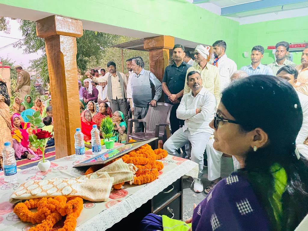 AnupriyaSPatel's tweet photo. ग्रामसभा-खम्हवा, विकासखंड-राजगढ़, विधानसभा-मड़िहान, जनपद-मीरजापुर के निवासी श्री दुखरन सिंह प्रदेश सचिव, व्यापार मंच @ApnaDalOfficial के आवास पर परिवारजन एवं कार्यकर्तागण से शिष्टाचार भेंट करते हुए। https://t.co/2JdtX9N5oH