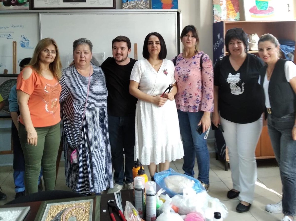 iskenderunhem's tweet photo. İskenderun D.Ç. O.��da  gerçekleştirilen Erasmus"Together....In The winds of Change"-"Değişim Rüzgarlarında....Birlikte" adlı projesinde İtalya, Portekiz, Letonya ve Romanyadan gelen öğretmenlere mozaik sanatının tarihçesi anlatılıp yapım aşamaları hakkında bilgi verilmiştir https://t.co/wUSR5xzHOt