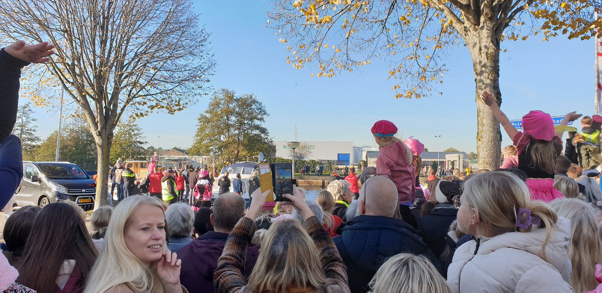 ArjanWeide's tweet photo. Beetje jammer de intocht in Meppel dit jaar. Pakjesboot met Sinterklaas en Pieten niet of moeilijk zichtbaar voor velen. Andere jaren was geweldig door de grachten en kon je ze bijna aanraken! Aantal Pieten en het enthousiasme is ook achteruit gegaan. #Meppel #intocht #jammer https://t.co/gIGSTag7ho