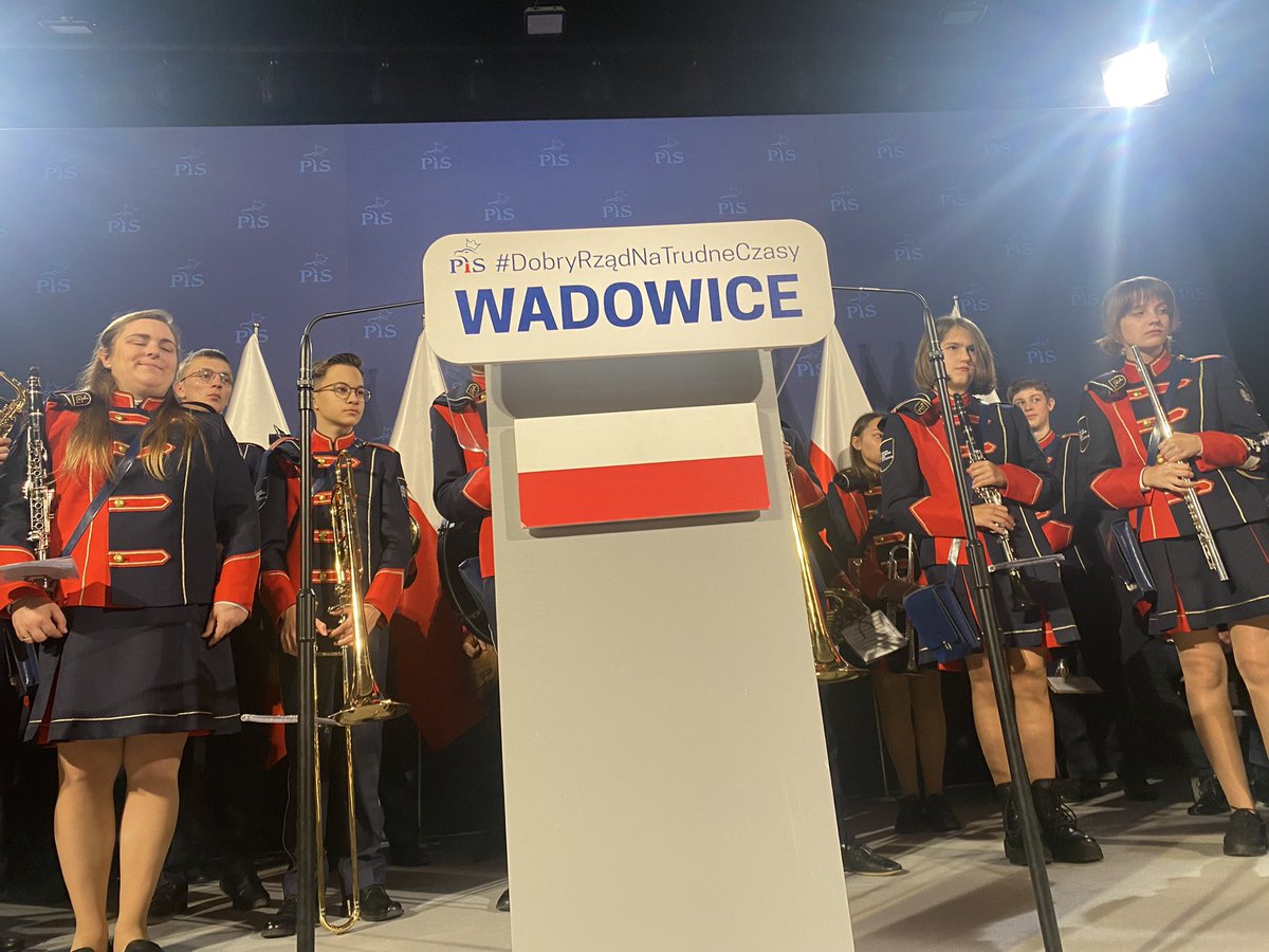 UrszulaRusecka's tweet photo. Za chwilę rozpocznie się spotkanie Prezesa  #PiS J. #Kaczyński z mieszkańcami #Wadowic. https://t.co/hEluwHMana