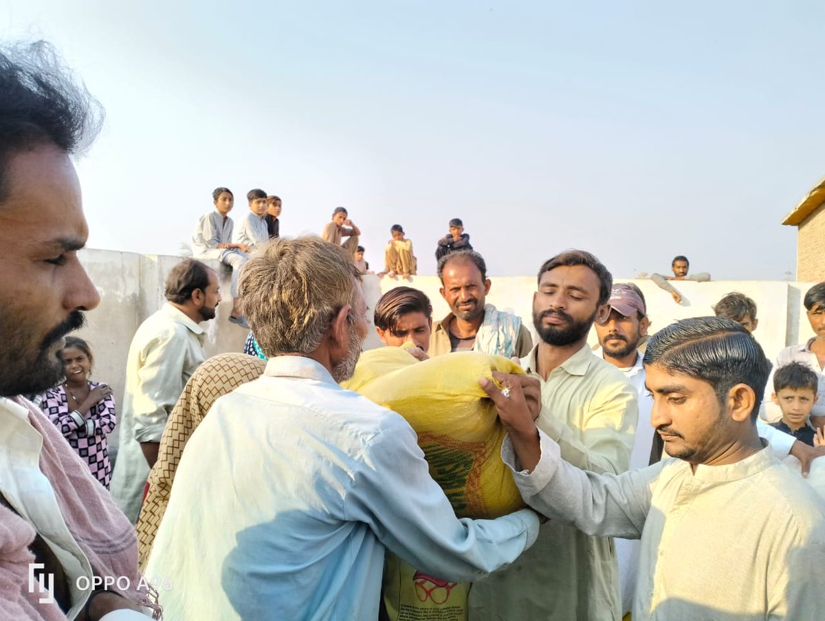 Arsalanvighio93's tweet photo. وزیر اطلاعات سندھ شرجیل انعام میمن کی ہدایت پر #InamFoundation کی جانب سے یوسی بوہکی میں بارش سے متاثرہ افراد میں راشن تقسیم کا عمل جاری ہے,
@BBhuttoZardari @BakhtawarBZ @AseefaBZ @sharjeelinam @rawalsharjeel @MediaCellPPP @SyedNasirHShah @SaeedGhani1 https://t.co/pO0lRwGGMd