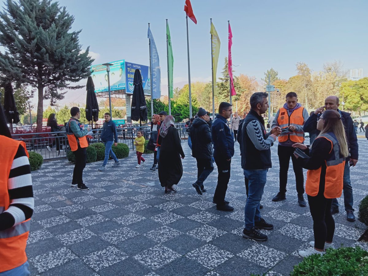 AFAD_Tokat's tweet photo. Hazırmısın TÜRKİYE 🇹🇷❤️
12 Kasım #ÇökKapanTutun Tatbikatı #TokatAfadGönüllüleri ile birlikte halkımıza ve esnafa yönelik tatbikat bilgilendirme broşür dağıtımı gerçekleştirdik.
@AFADBaskanlik
@Yunus_Sezer_
@nalanay50082277 
@AFAD_gonullu https://t.co/9QCLiTUwnN
