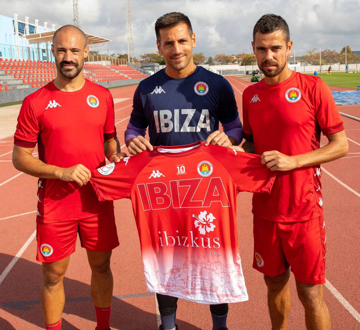 sdibizaip's tweet photo. 🎽 Ayer tuvisteis un avance pero hoy toca que la veáis bien… ¡aquí tenéis nuestra camiseta para mañana! 👀

🤩 Qué mejor que presentarla con los ibicencos @marcosgarcia872 y @Etarres4 y con nuestro gran capitán @marcos_cont1 

Os contamos algunos detalles que adelantamos ayer 👇 https://t.co/KNMxF5EpDM
