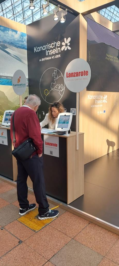 SPELTurismoLZT's tweet photo. Arranca @photoadventure, la mayor feria de turismo de fotografía y aventura de Austria. #Lanzarote estará presente en el stand de @TurismCanarias informando sobre las diversas actividades al aire libre y las oportunidades que ofrece la isla a los amantes de la fotografía. https://t.co/RRAUKaEvxy