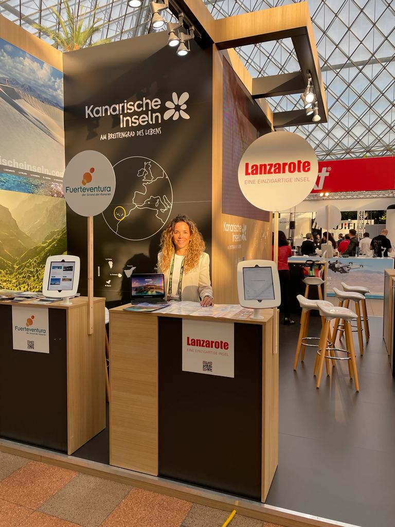 SPELTurismoLZT's tweet photo. Arranca @photoadventure, la mayor feria de turismo de fotografía y aventura de Austria. #Lanzarote estará presente en el stand de @TurismCanarias informando sobre las diversas actividades al aire libre y las oportunidades que ofrece la isla a los amantes de la fotografía. https://t.co/RRAUKaEvxy