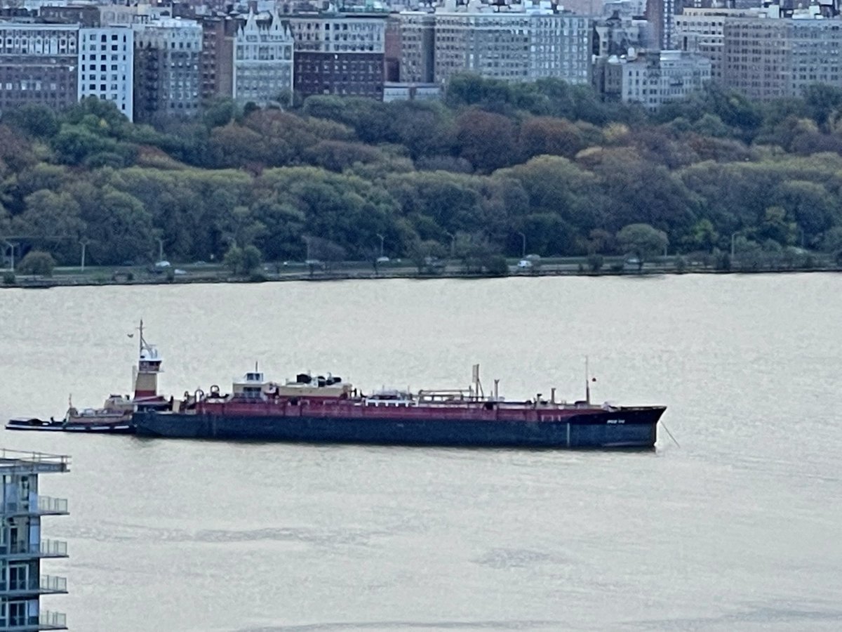 BasilKaratzas's tweet photo. From #ATBs to #cruiseships, marine traffic in Hudson River against #Manhattan #skyline
#Reinauer #NorwegianJoy @CruiseNorwegian #KaratzasImages https://t.co/6uivveNT7H