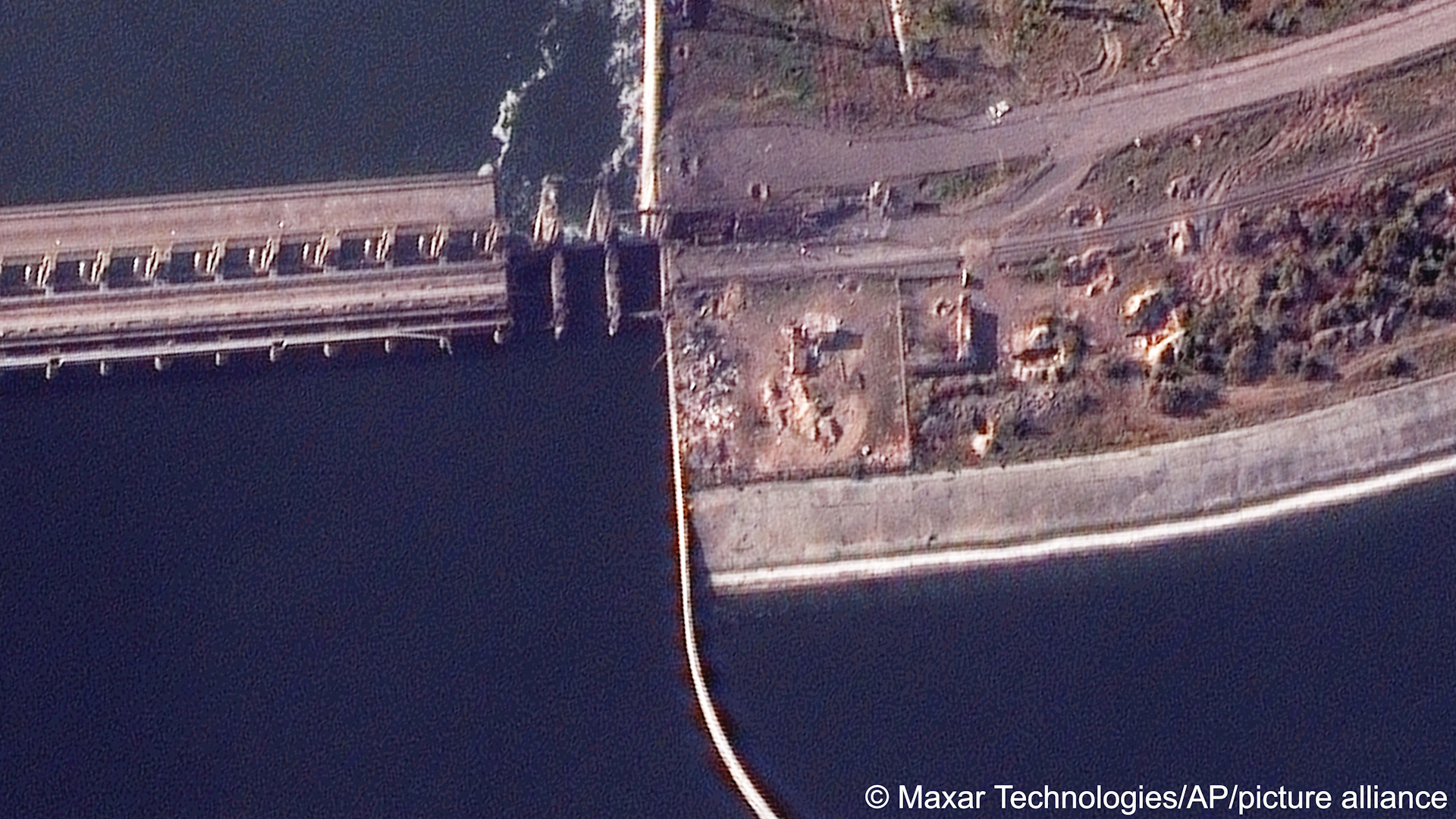 DW на русском on Twitter: "В Херсонской области разрушены как минимум ...