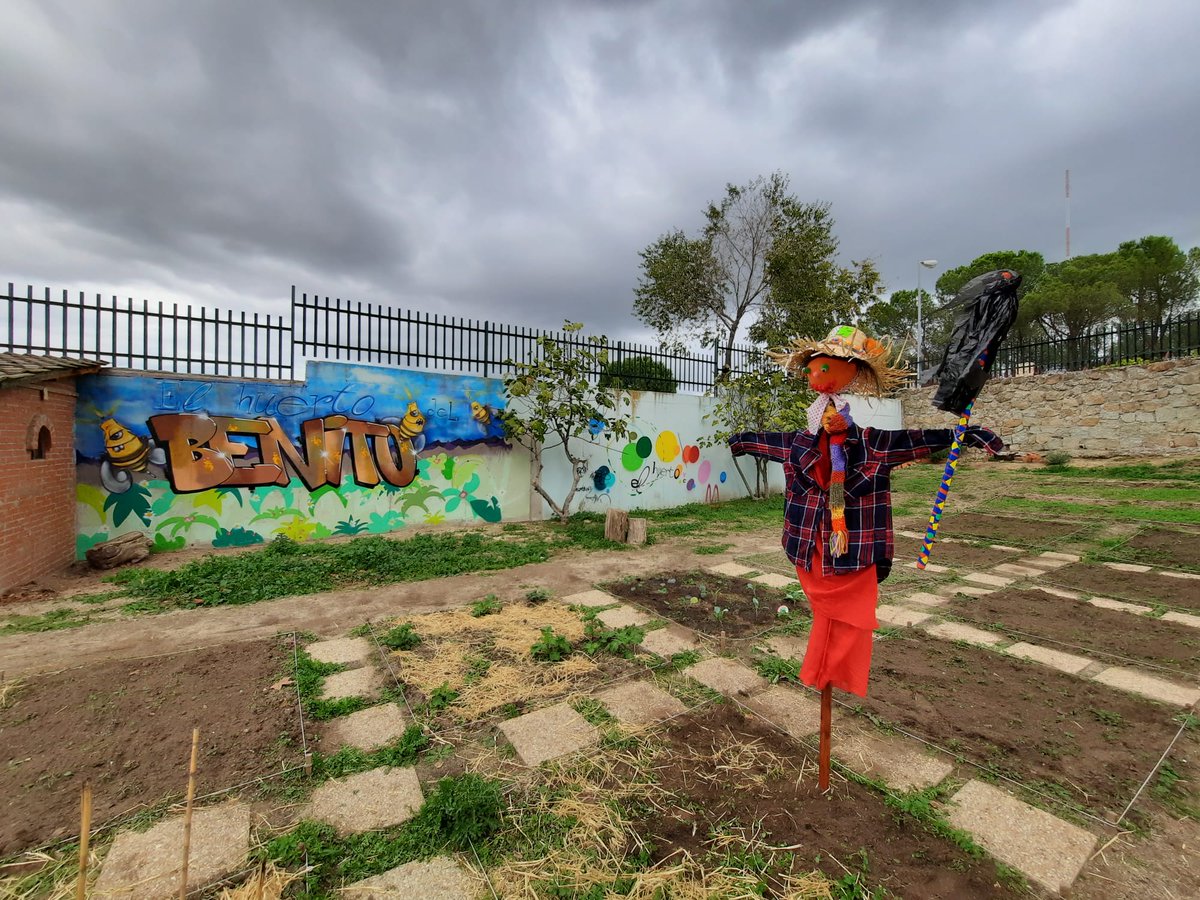 PerezCeip's tweet photo. Después del descanso estival y el tiempo necesario para ir preparándolo todo... ¡El Huerto del Benito vuelve a cobrar vida! Tanto por los cultivos que empiezan a sembrarse como por nuestra nueva "vigilante" La espantapájaros Benita, creada por el alumnado...¡Qué elegante es! https://t.co/UL5qKKQFai
