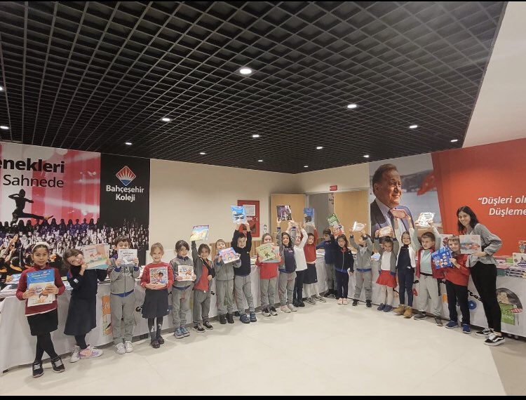 Bahar Noyan (@baharnoyan1) on Twitter photo Bahçeşehir Koleji olarak çocuklarımıza kitap okuma kültürü kazandırmak amacıyla, “Dünya Çocuk Kitapları Haftası” kapsamında düzenlediğimiz kitap stantlarımızda çocuklarımız kitaplarla açılan yeni dünyaları keşfettiler.📚<a href="/cihatarslan17/">Cihat Arslan</a> <a href="/PelinKizkun/">PELİN KIZKUN</a> <a href="/ece_naciye/">Naciye Ece</a> Bahçeşehir Koleji olarak çocuklarımıza kitap okuma kültürü kazandırmak amacıyla, “Dünya Çocuk Kitapları Haftası” kapsamında düzenlediğimiz kitap stantlarımızda çocuklarımız kitaplarla açılan yeni dünyaları keşfettiler.📚<a href="/cihatarslan17/">Cihat Arslan</a> <a href="/PelinKizkun/">PELİN KIZKUN</a> <a href="/ece_naciye/">Naciye Ece</a>
