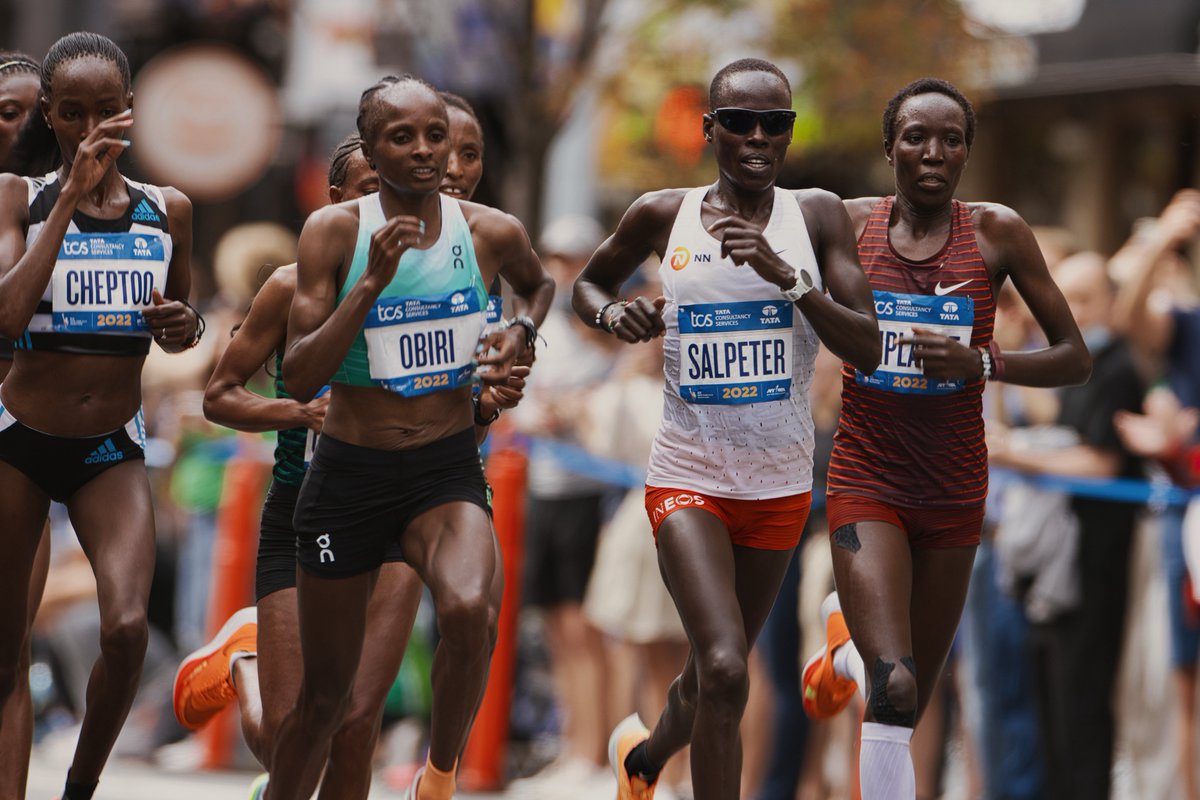 Last weekend was the 2022 NYC Marathon. Chenptoo, Obiri, Salpeter, and Kiplagat battling over the lead. See more photos at: johnpavanphotography.com/blog/oh46fguj0…