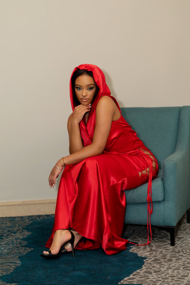 Lady in RED

📍Houghton Hotel