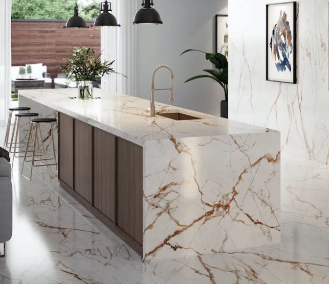 Make a huge impact with Dekton's Onirika in Awake. The gold and copper tones pop against the crisp white canvas . Dekton is a versatile product that can be used for worktops, floors, wall cladding and outdoor paving. Find out more about @Dekton by visiting our showroom today.