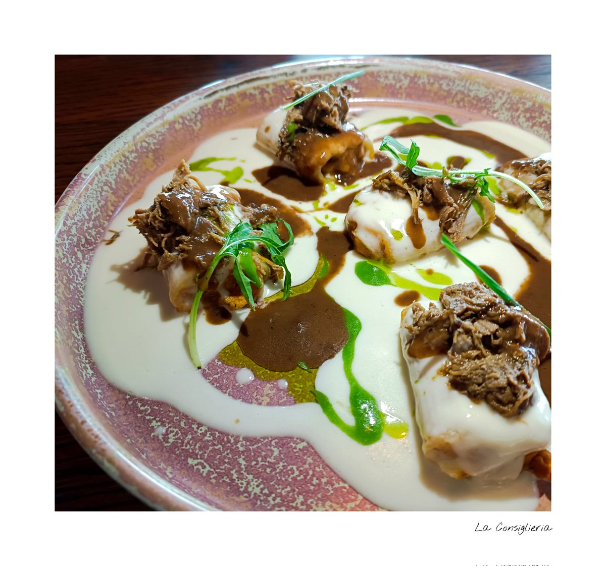 LaConsiglieria's tweet photo. .@iliveumbria
A #Passignano, affacciata sul #Trasimeno mi godo la bellezza delle sue acque ma mi gusto il suo entroterra - Ristorante #IlMolo @guideMichelinFR
Radicchio brasato, anacardi e lamponi; Tuffoli vegetali con anatra e pecorino; Quaglia farcita e i suoi fegatini https://t.co/ux6Y8prS4e